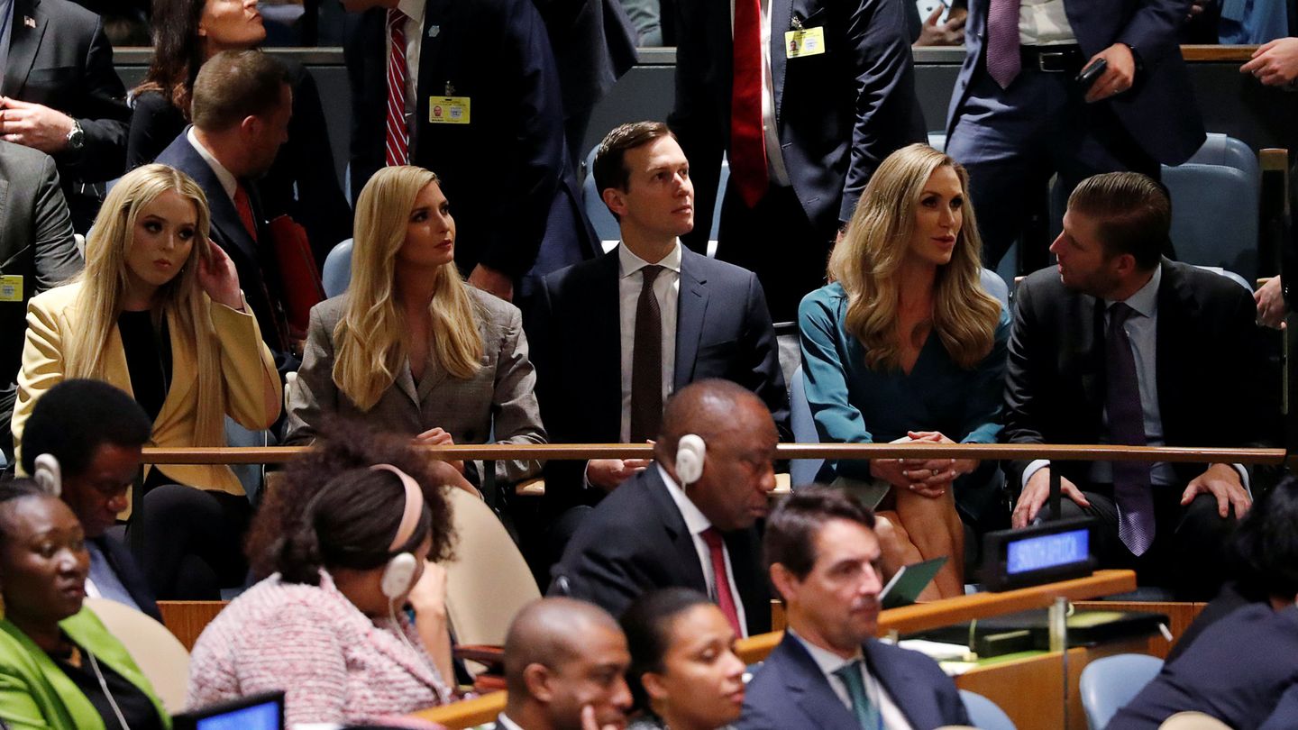 Tiffany e Ivanka Trump escuchan junto a Jared Kushner la intervención del presidente en la Asamblea General de la ONU. (Reuters)