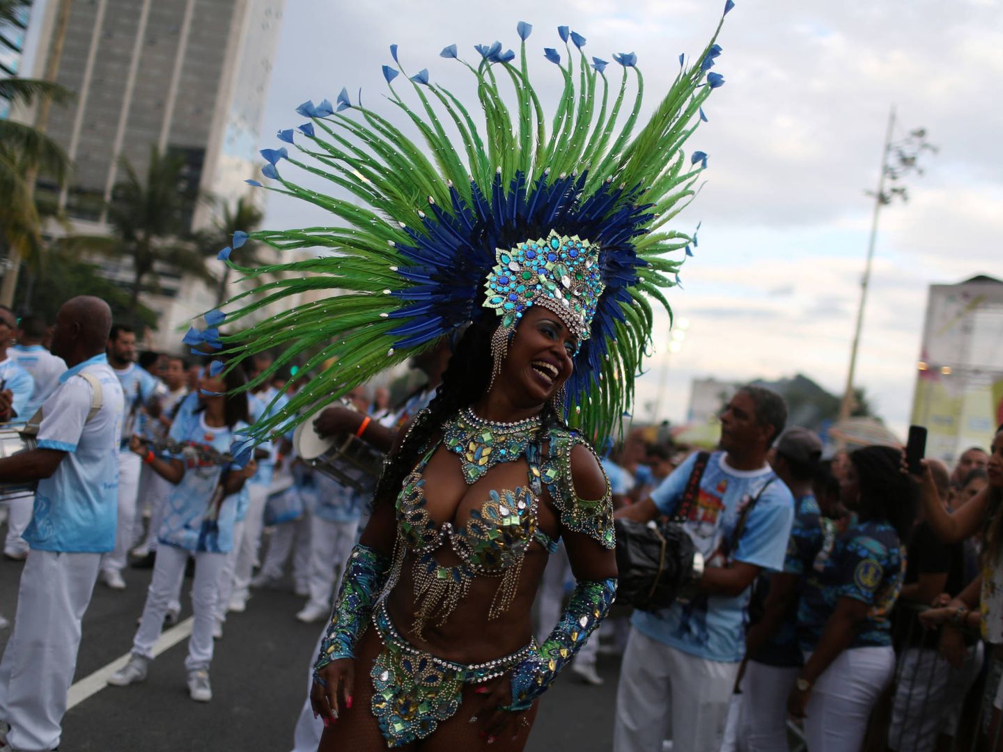 Una bailarina durante un ensayo de una escuela de samba en Copacabana, Río de Janeiro. (Reuters)