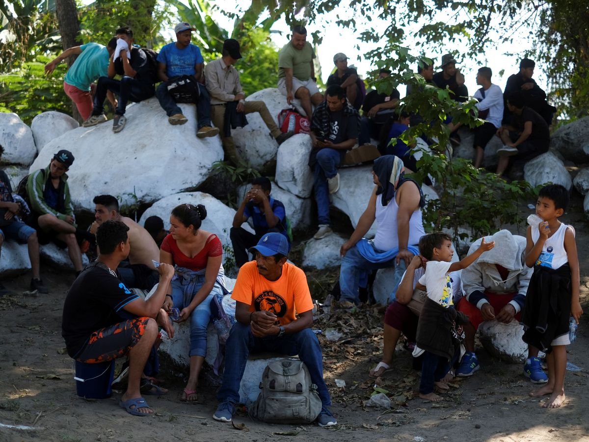 Foto: Varios de los migrantes que intentaron, el pasado día 21, acceder a México desde Guatemala. (Reuters)