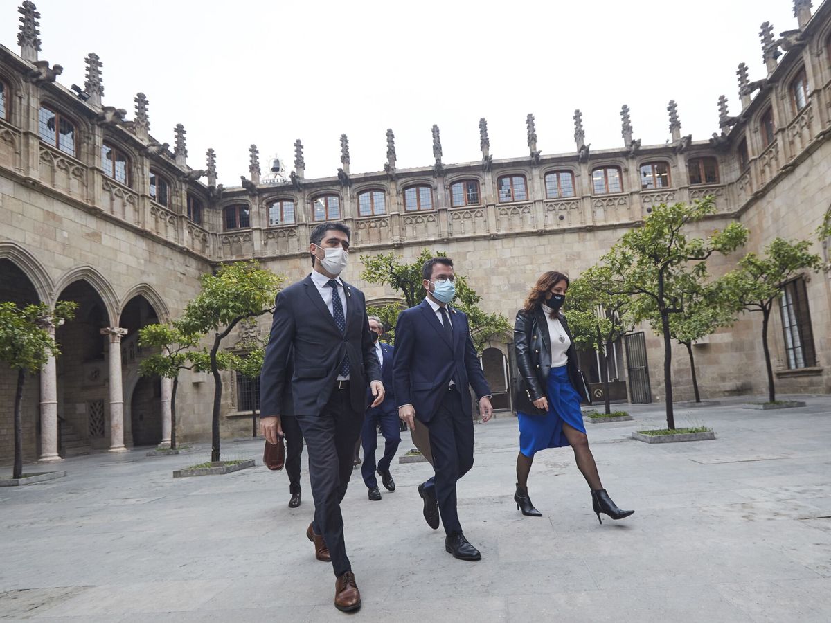 Foto: Pere Aragonès, junto a miembros del Govern. (EFE/Alejandro García)
