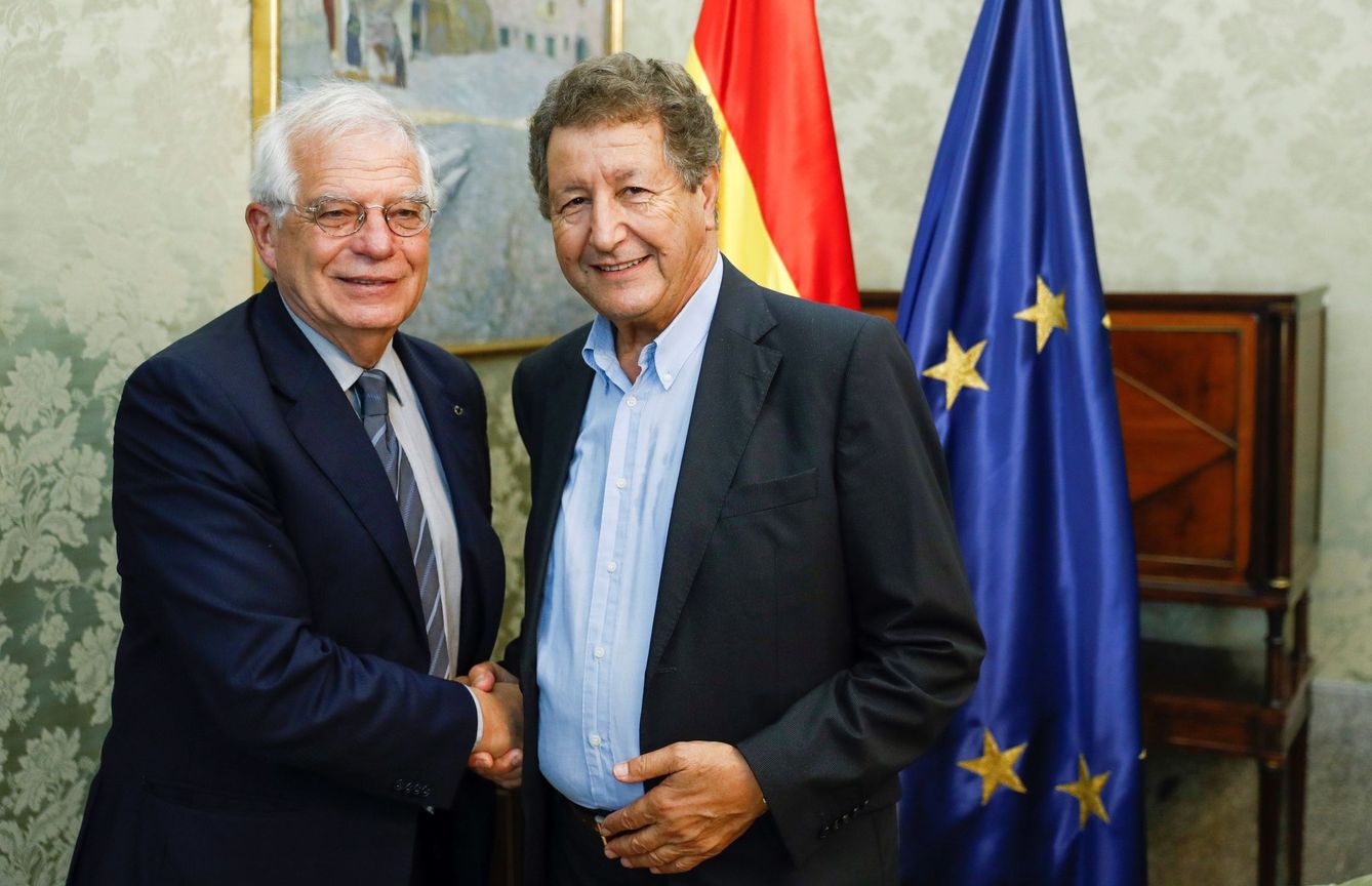 Josep Borrell, junto Sami Naïr. (EFE)