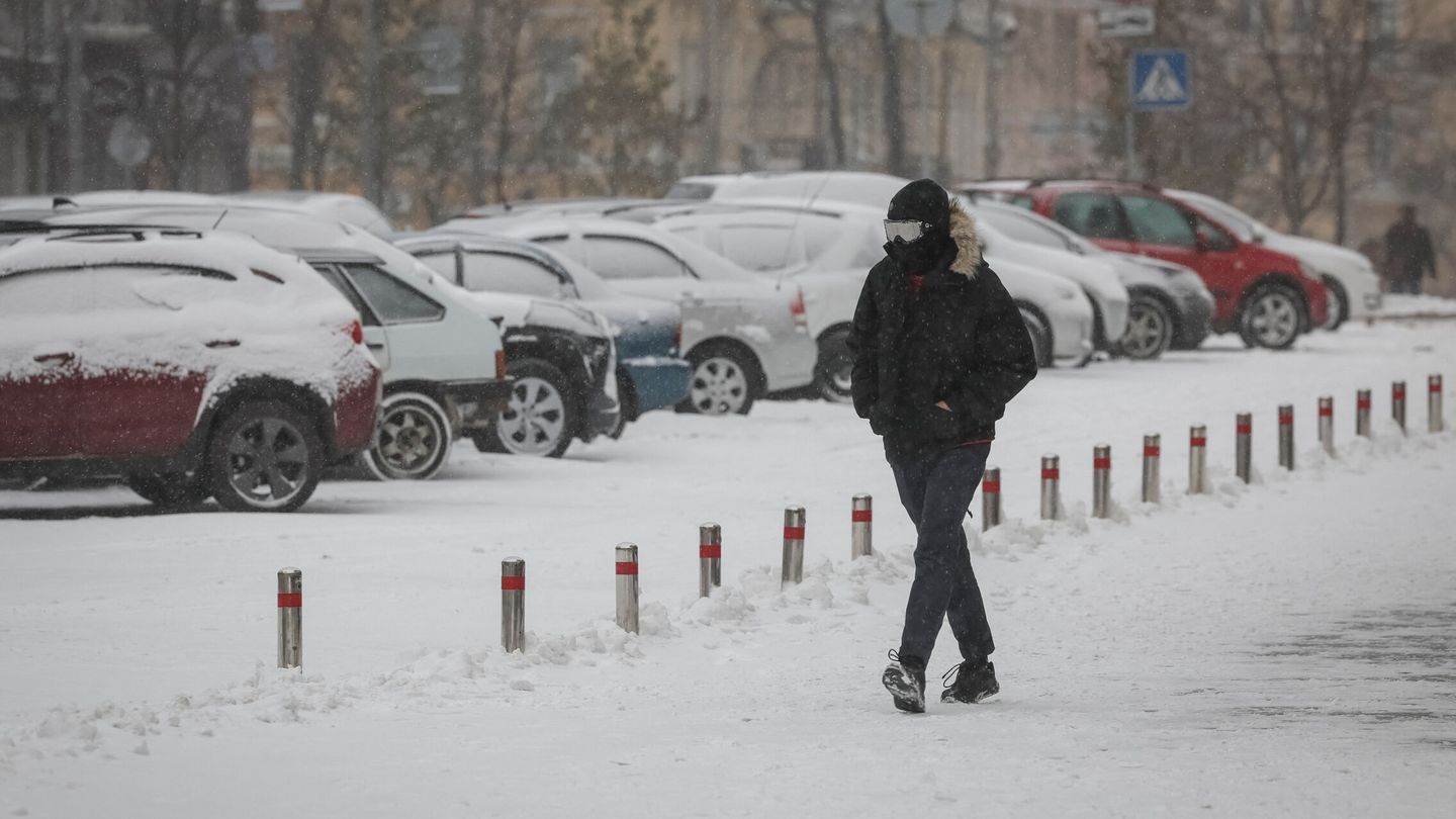 A pedestrian walks on a snow-covered street during a snowfall in Kyiv, Ukraine November 27, 2023. REUTERS Gleb Garanich