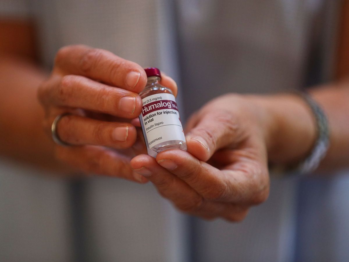 Foto: Una mujer sujeta su dosis de insulina. Foto: REUTERS Simon Dawson 