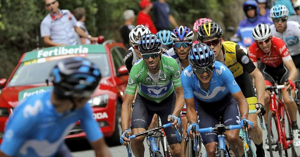Foto: Nairo Quintana esperando a Alejandro Valverde durante el ascenso al Coll de la Gallina en la pasada edición de La Vuelta. (EFE).
