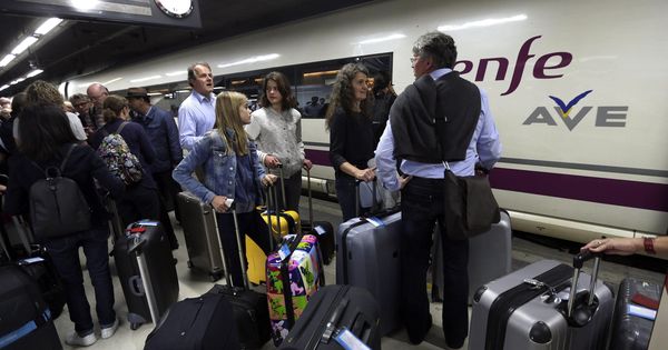 Foto: Viajeros esperan para subirse al tren en Barcelona. (EFE)