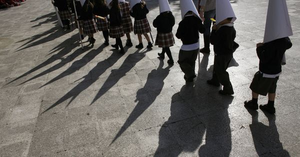 Foto: Niños vestidos de penitente en una escuela de Sevilla. (Reuters)