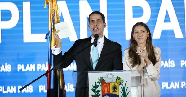Foto: Juan Guaidó y su esposa Fabiana Rosales durante la presentación del llamado Plan País. (EFE)