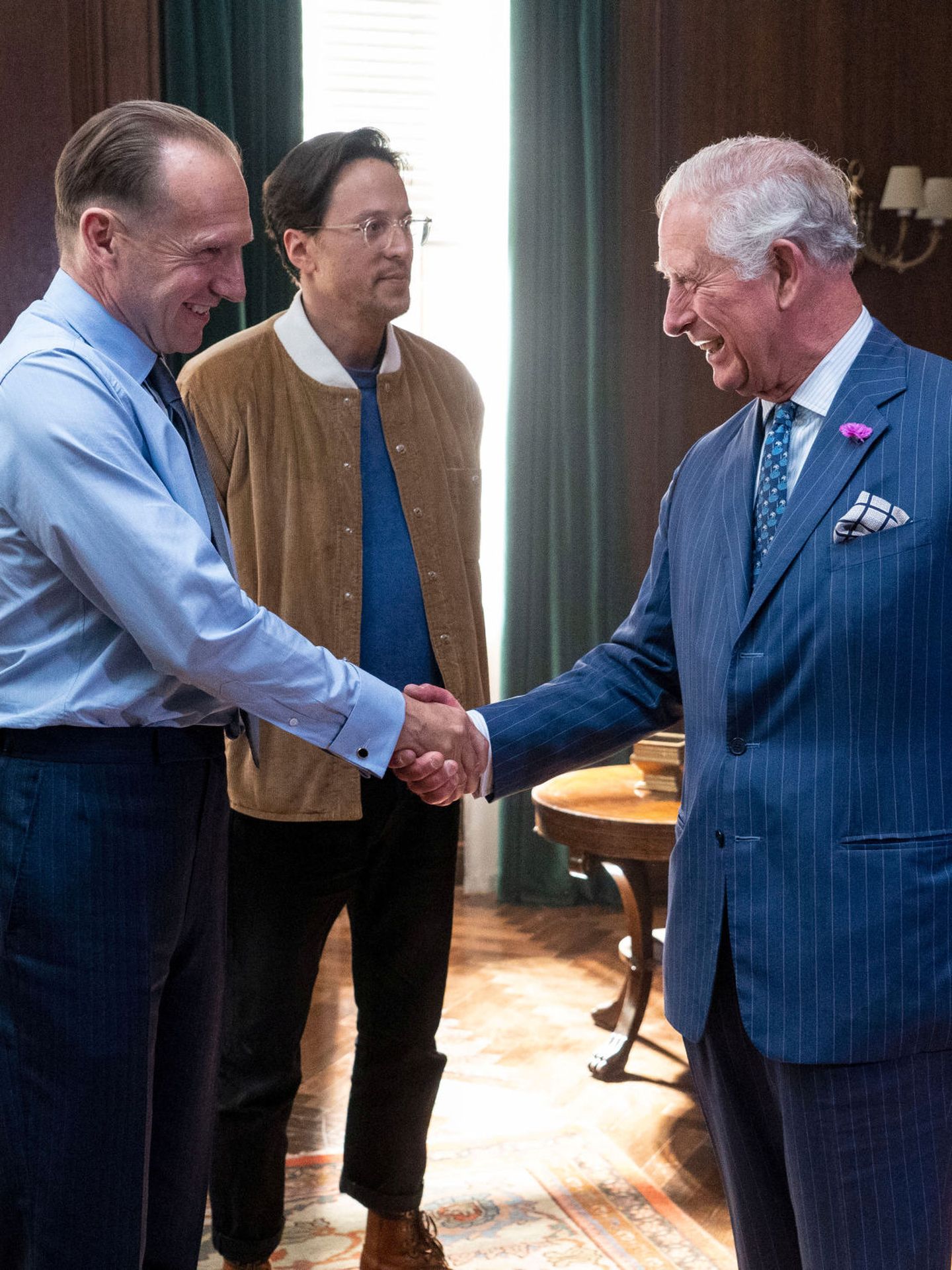 Ralph Fiennes en un encuentro con el príncipe Carlos. (Reuters/Pool/Niklas Halle'n)