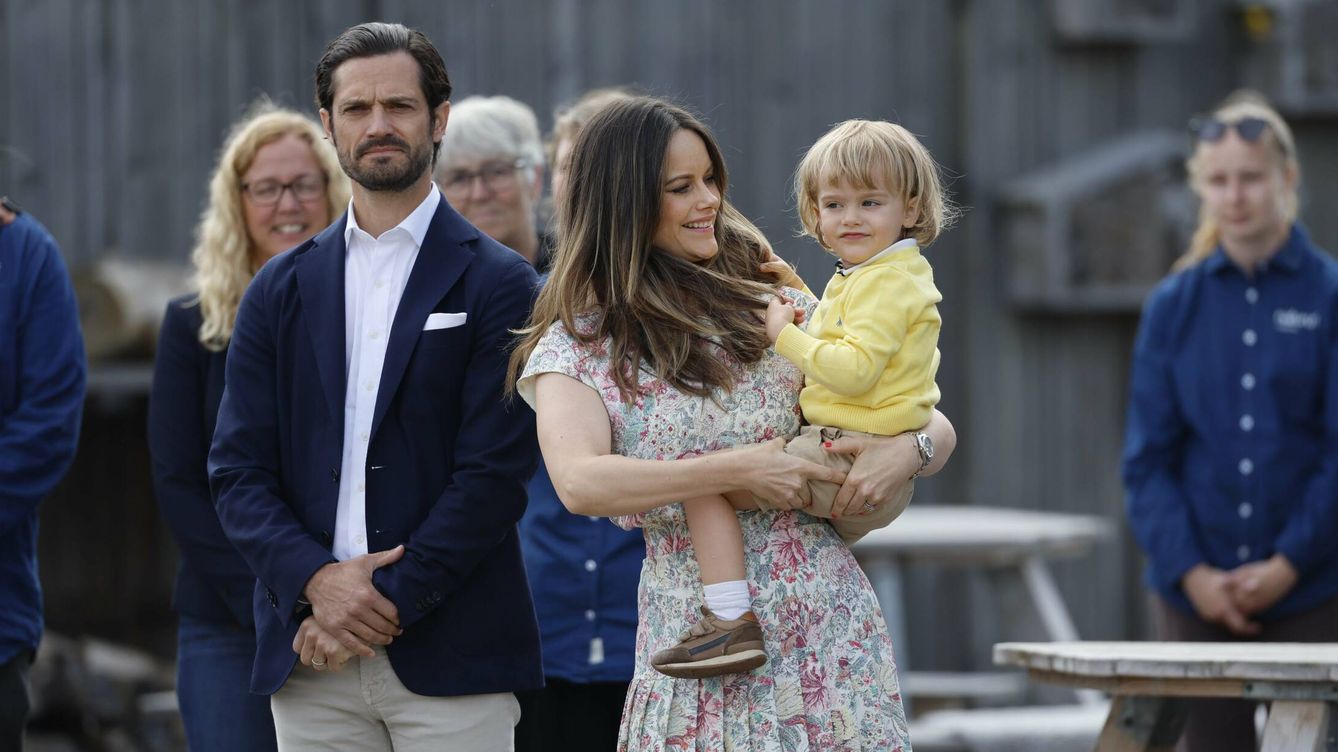 Vestido de flores y zapatillas deportivas para Sofía de Suecia en el primer acto de su hijo pequeño, el travieso príncipe Julian