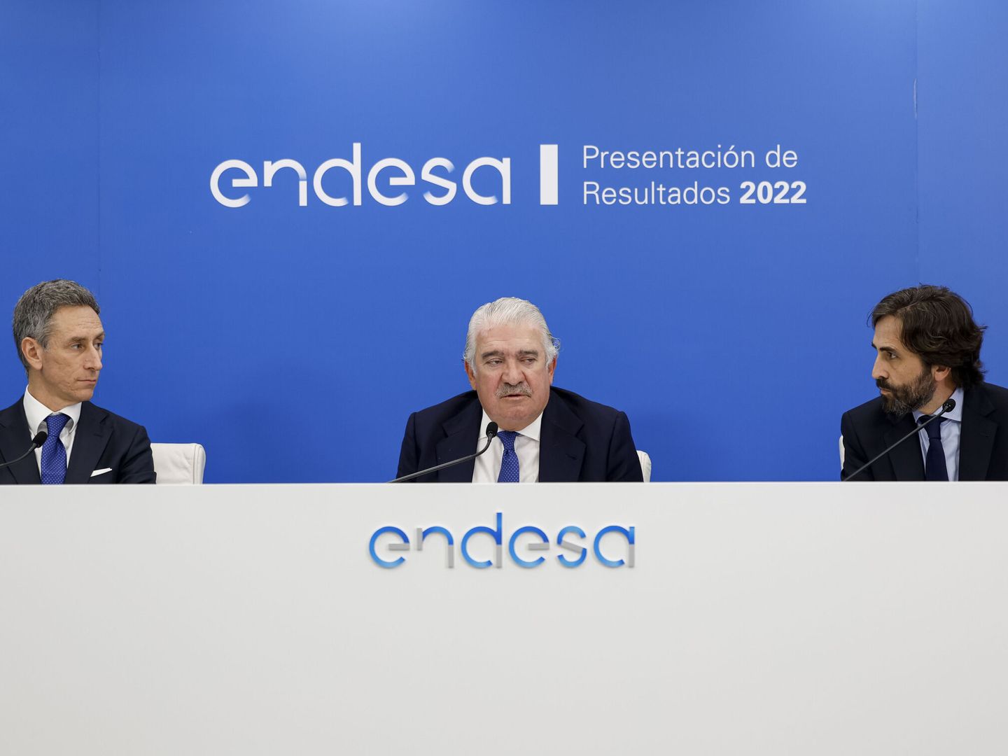 El consejero delegado de Endesa, José Bogas (c), acompañado por el director general económico-financiero, Marco Palermo (i), y por el director de comunicación, Ignacio Jiménez. (EFE/Daniel González)