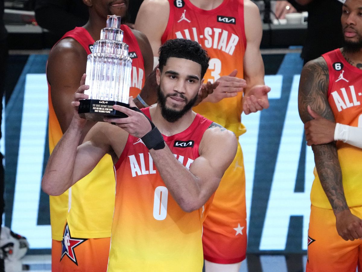 Foto: Jayson Tatum levanta el trofeo Kobe Bryant como MVP del All-Star Game de la NBA 2023. (Kirby Lee/USA TODAY Sports).