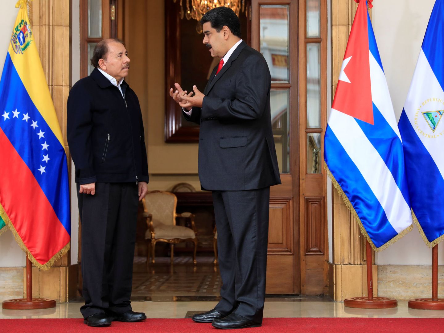 Nicolás Maduro habla con el presidente de Nicaragua, Daniel Ortega, en Caracas. (EFE)