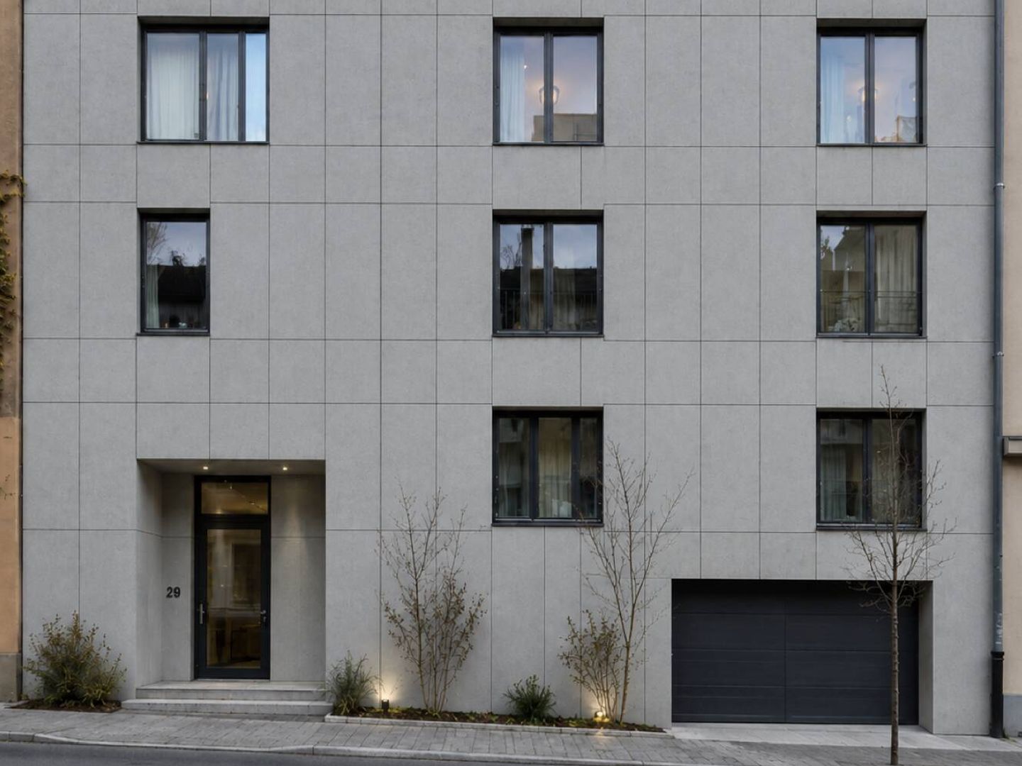 La fachada de un pequeño edificio en el con los paneles (Urban Dew)