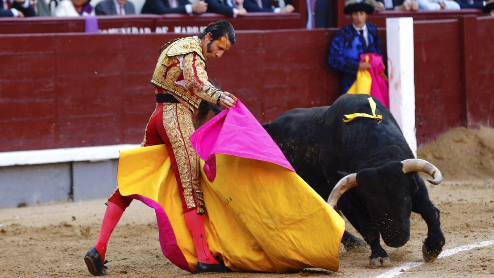 Foto: El diestro Juan José Padilla, durante la faena a su segundo toro. (EFE)