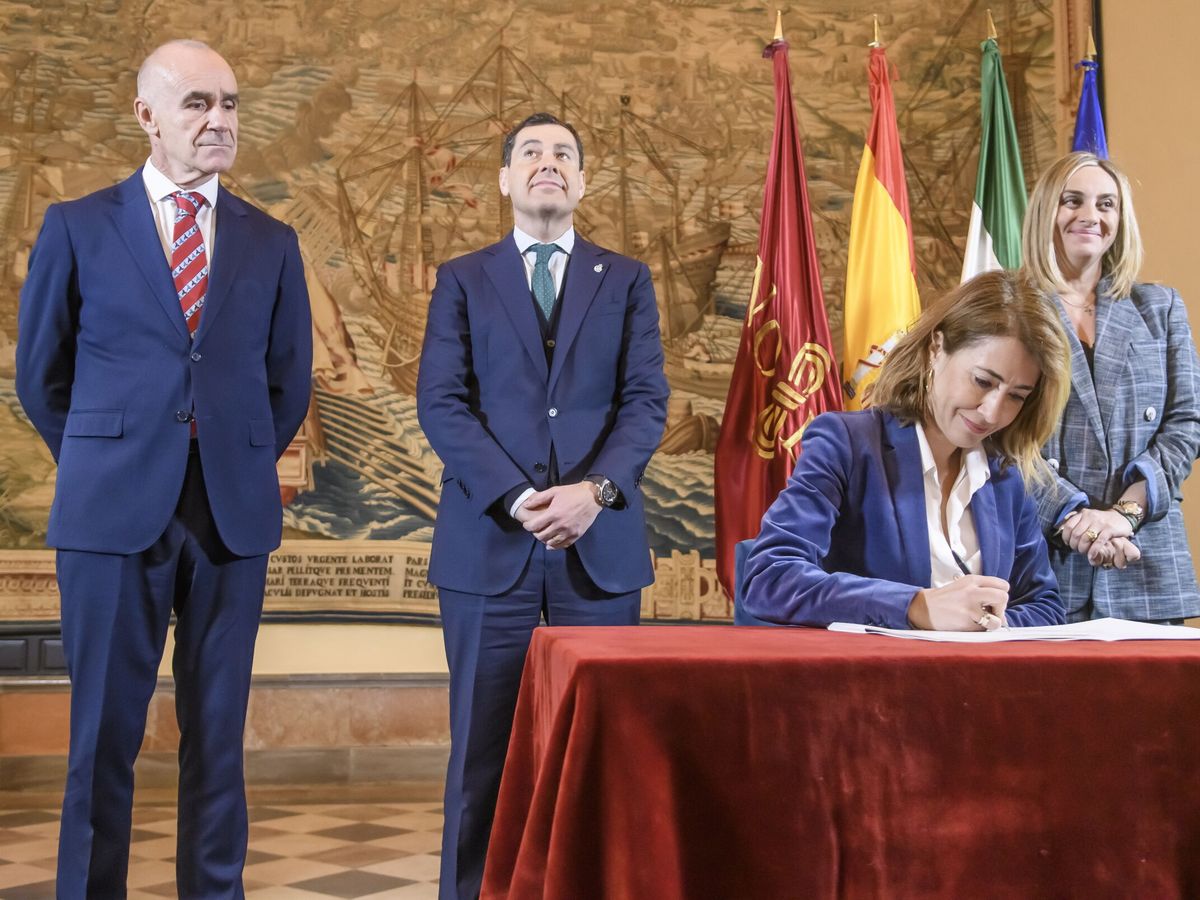 Foto: Raquel Sánchez firma el convenio de la financiación del Metro de Sevilla junto a Antonio Muñoz, Juanma Moreno y Marifrán Carazo. (EFE/Raúl Caro)
