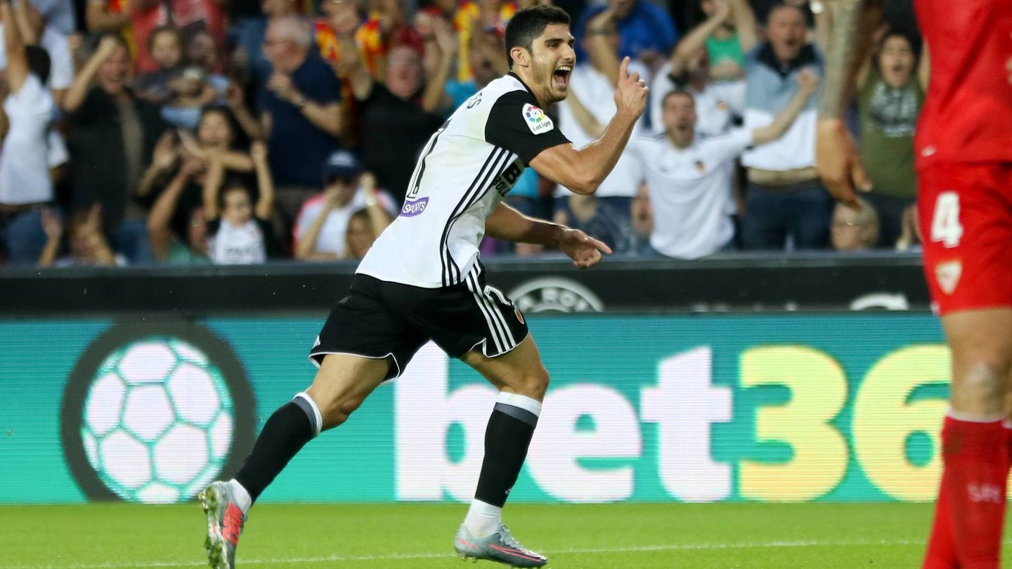Gonzalo Guedes celebra uno de los goles que le marcó al Sevilla. (Cordon Press)
