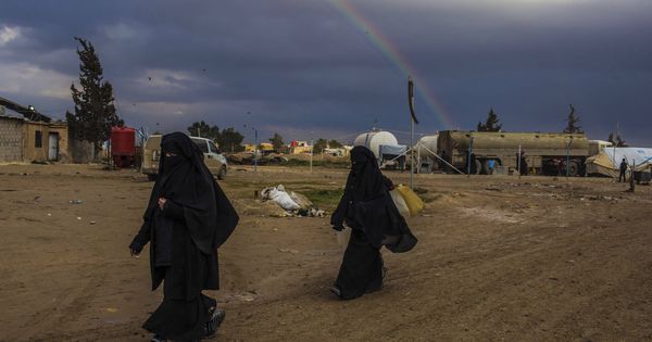 Foto: Dos de las "esposas del ISIS", en el campo de desplazados de Al Hawl, en la provincia siria de Hasaka. (J. M. López)