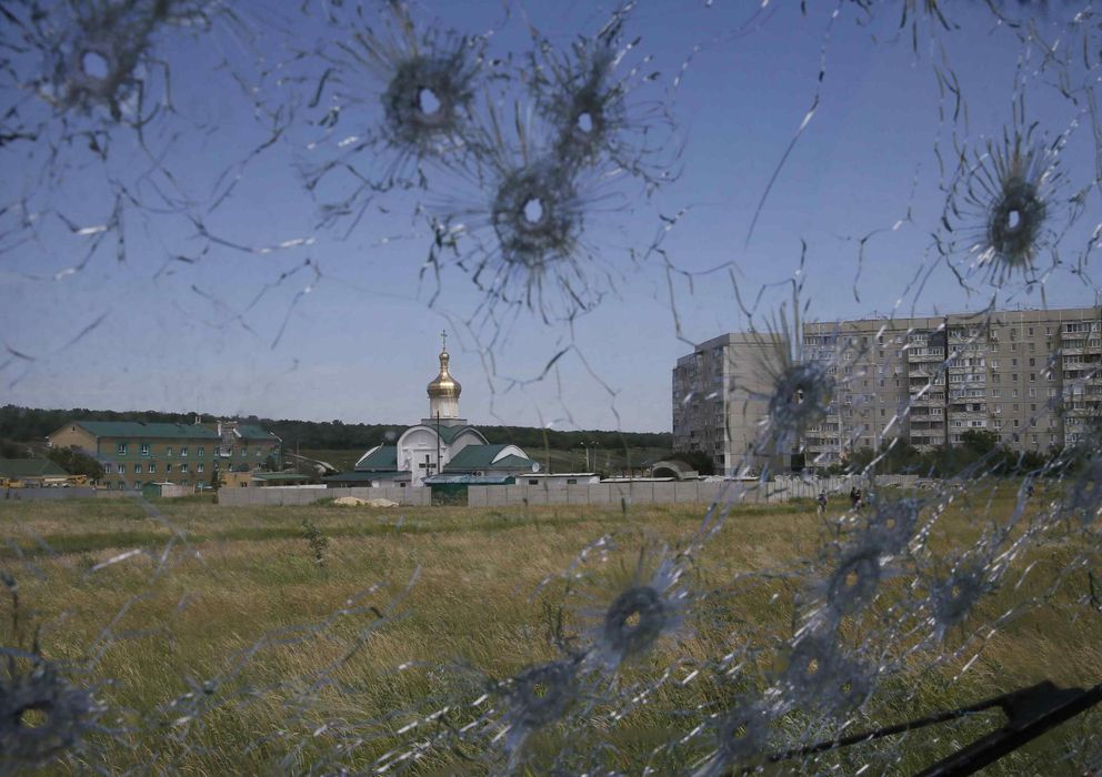 Foto: Vista de un puesto fronterizo ucraniano a través de los cristales de un camión alcanzado por las balas en Lugánsk, en el este de Ucrania (Reuters). 