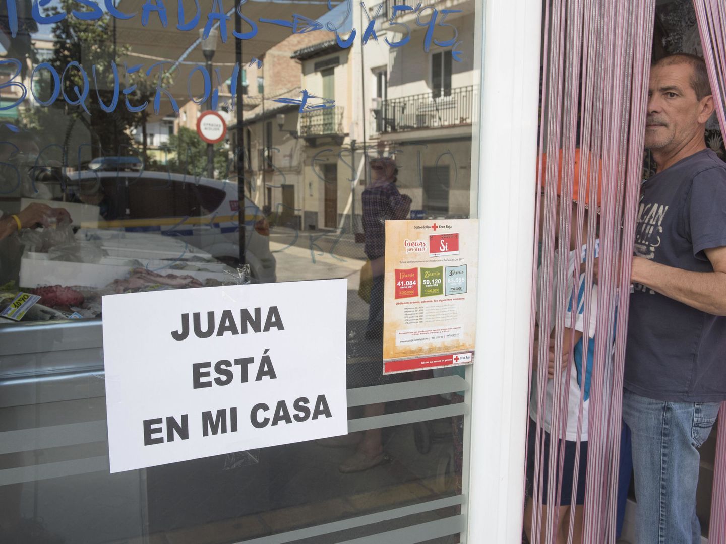 Uno de los carteles de apoyo colocados en los comercios de Maracena (Granada). (Efe)