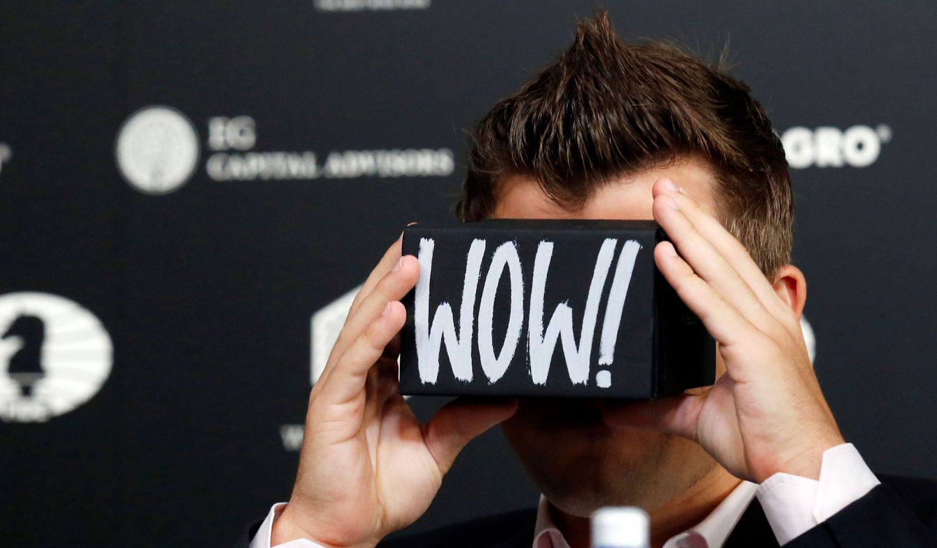 Magnus Carlsen empieza a perder los nervios tras caer en la octava partida (Reuters)