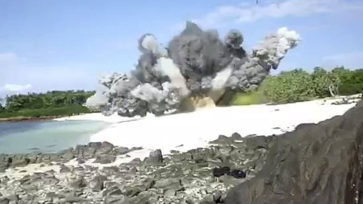 Explosión controlada de una bomba en la Isla Iguana. (A. Sáez)