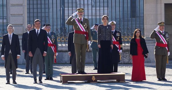 Foto: Los Reyes, junto al presidente del Gobierno, el ministro del Interior y la ministra de Defensa. (Reuters)