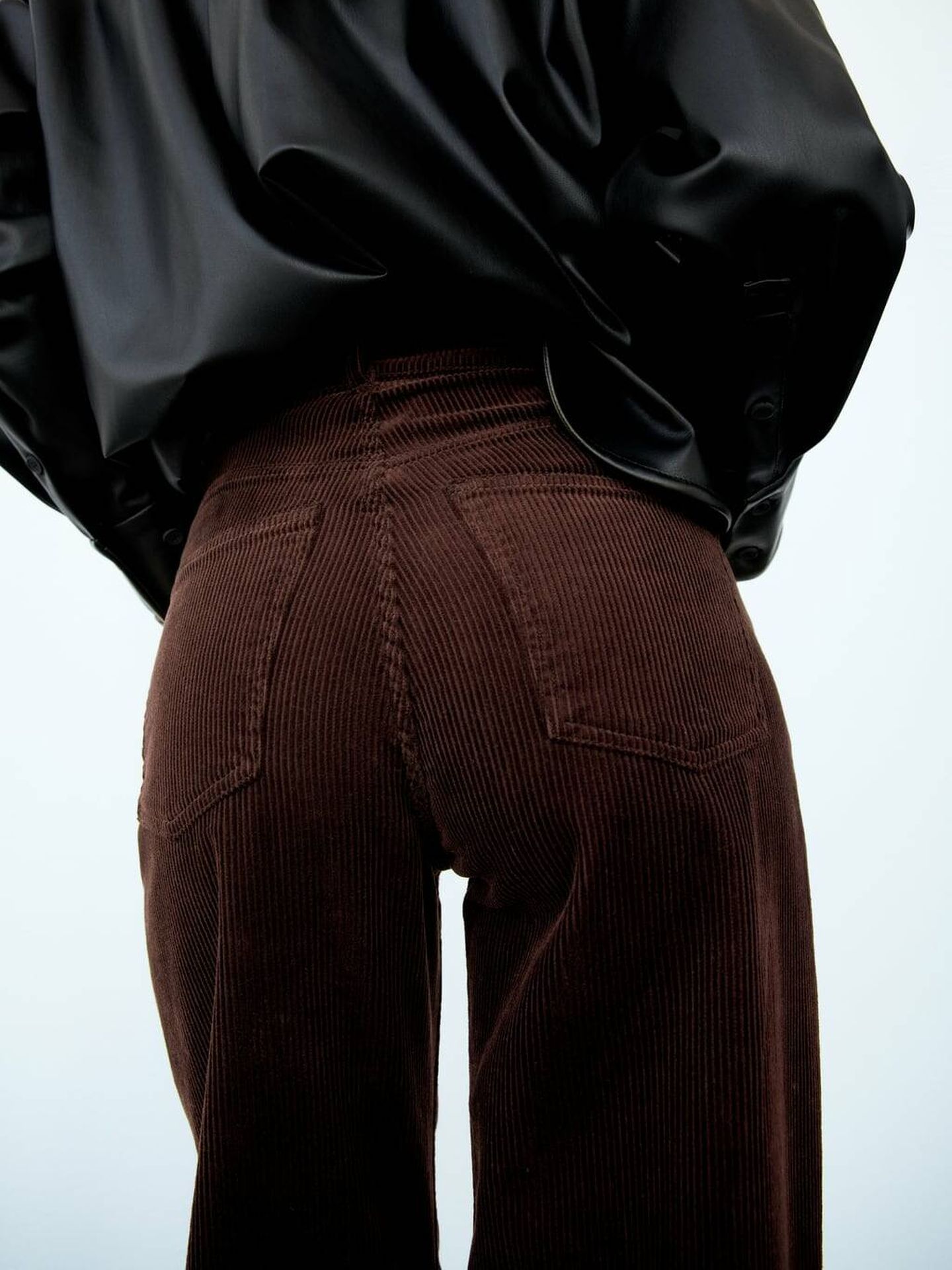 Pantalón marrón de Zara. (Cortesía)