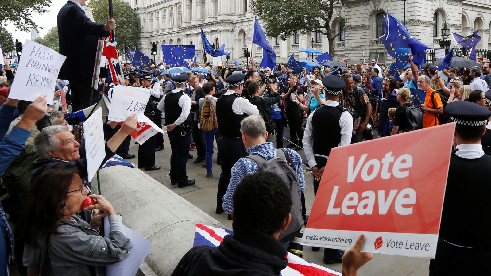 Foto: Partidarios del 'leave' forman una contramanifestación a la desplegada por los proeuropeos británicos, el pasado 3 de septiembre en Londres. (Reuters)