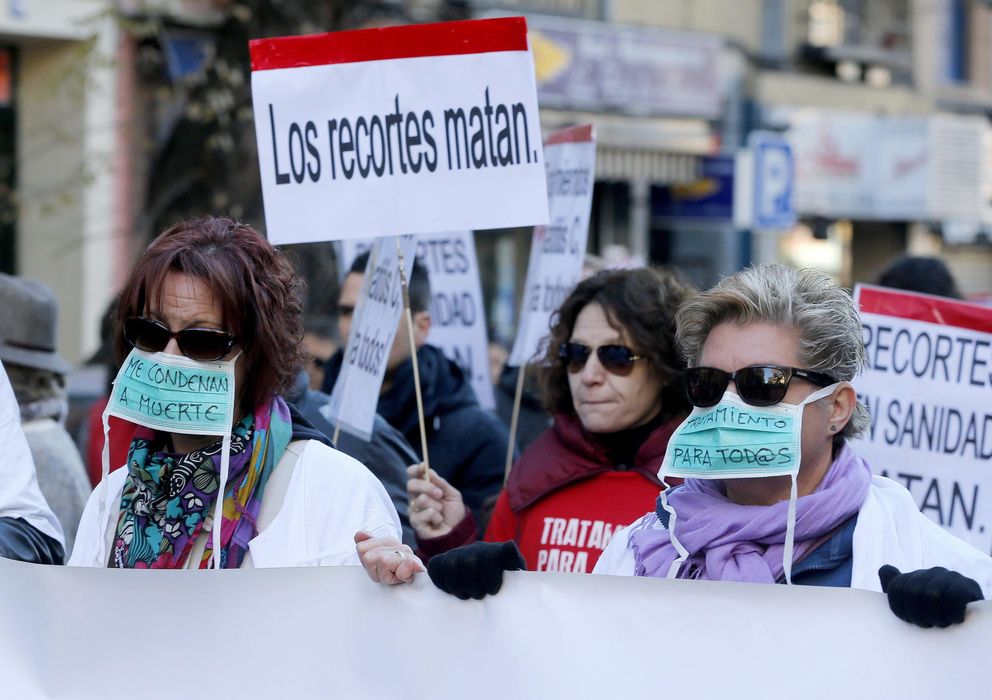 Foto: Varios manifestantes piden tratamientos de última generación a los enfermos de hepatitis C. (Efe)