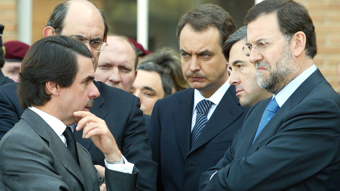 Los expresidentes José María Aznar y José Luis Rodríguez Zapatero, y Mariano Rajoy. (Reuters)