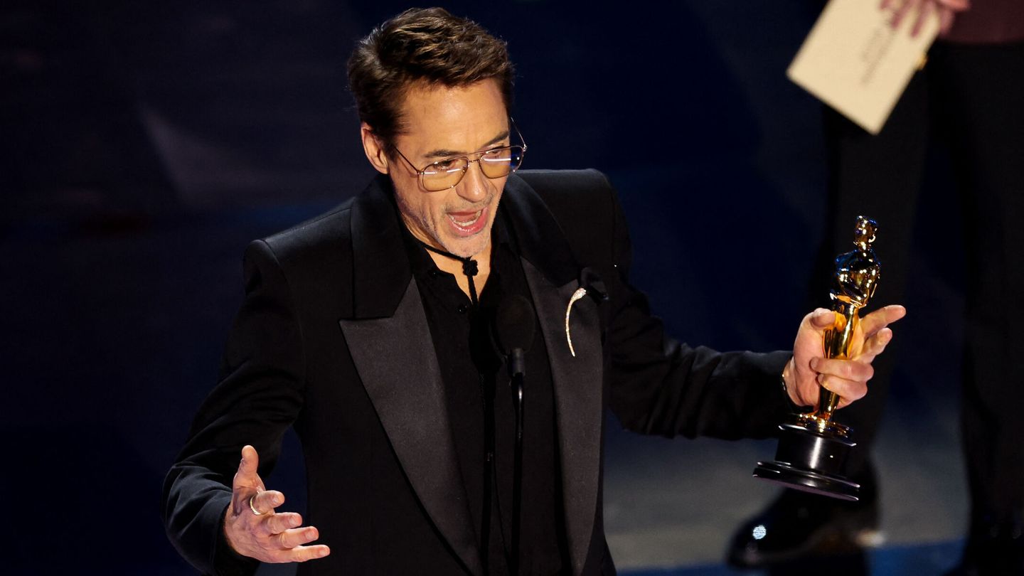 Robert Downey Jr. gana su primer Oscar tras cuatro nominaciones anteriores en su carrera. (REUTERS/Mike Blake)