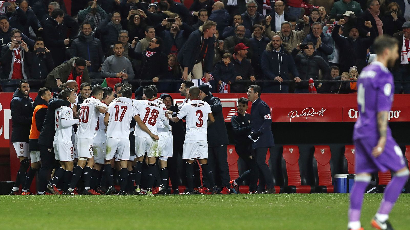 Foto: Los jugadores del Sevilla celebran el 2-1 al Real Madrid, con Ramos en primer plano. (EFE)