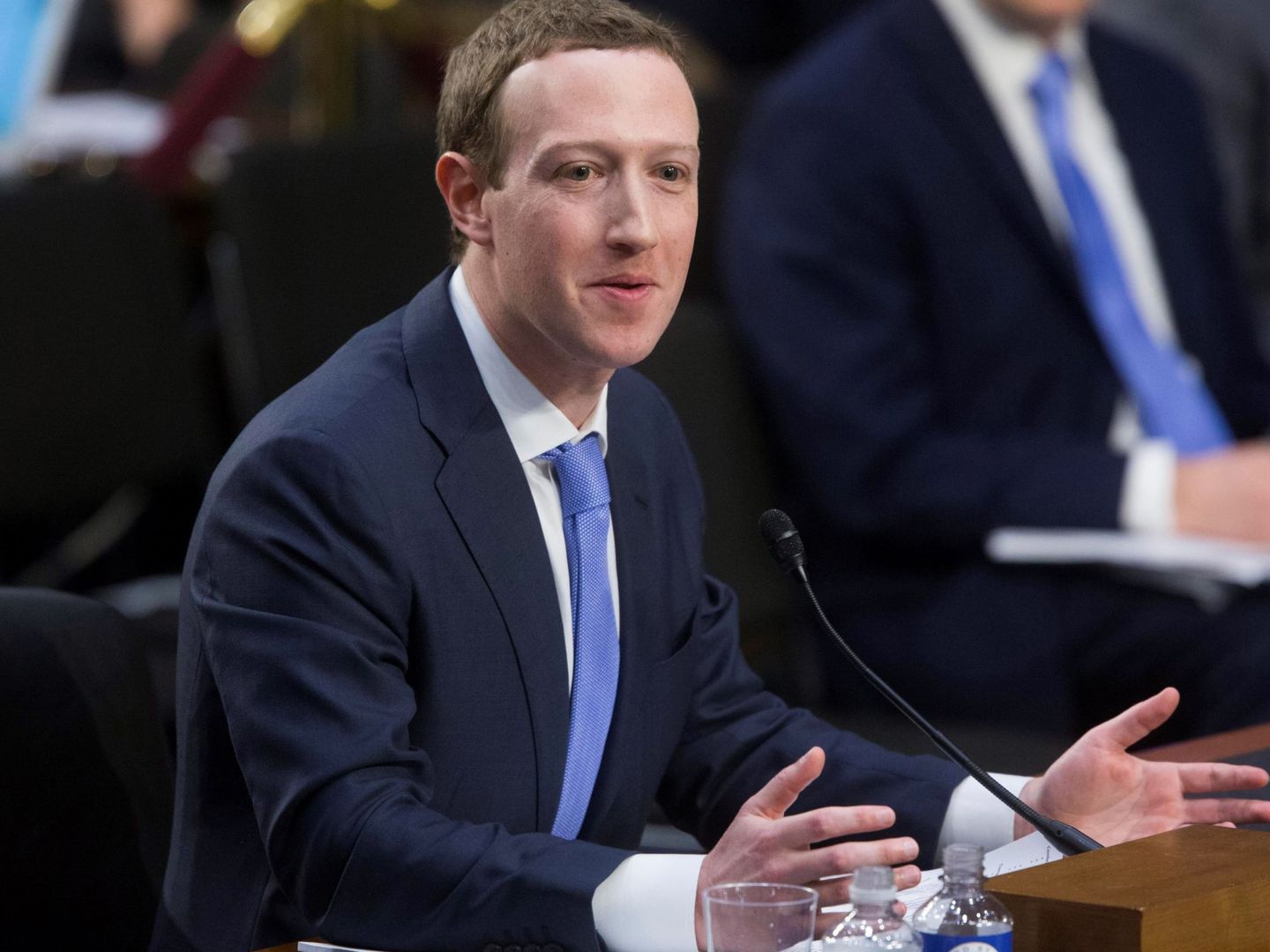 La única vez que a Zuckerberg se le ha visto de traje: el día del juicio por Cambridge Analytics. (EFE)