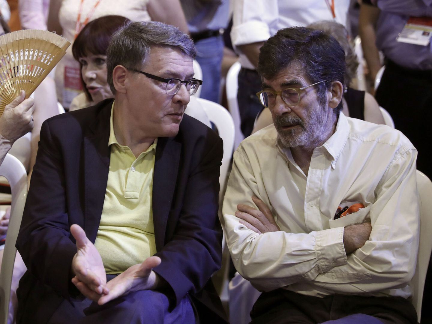 Jordi Sevilla (i) y José Enrique Serrano, entre los asistentes en un reciente acto del PSOE. (EFE)