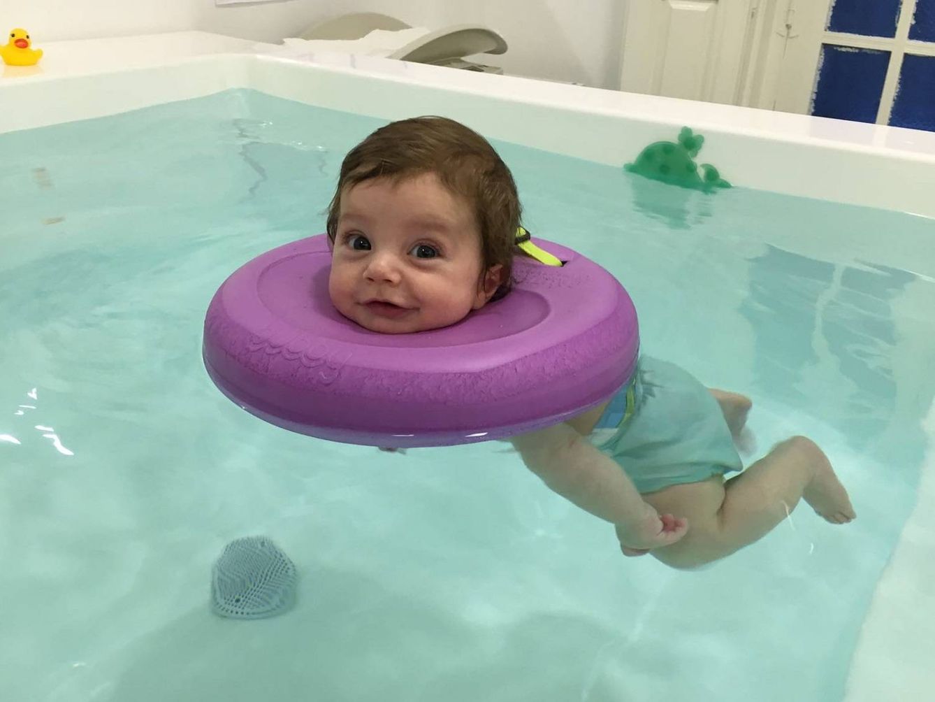 Los bebés flotan gracias a este flotador patentado por la UE