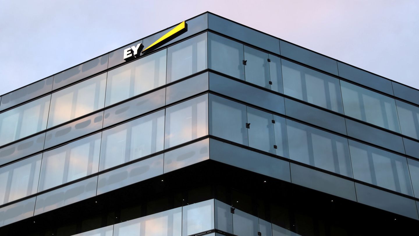 Logo de EY en una de sus oficinas europeas. (Reuters/Arnd Wiegmann)