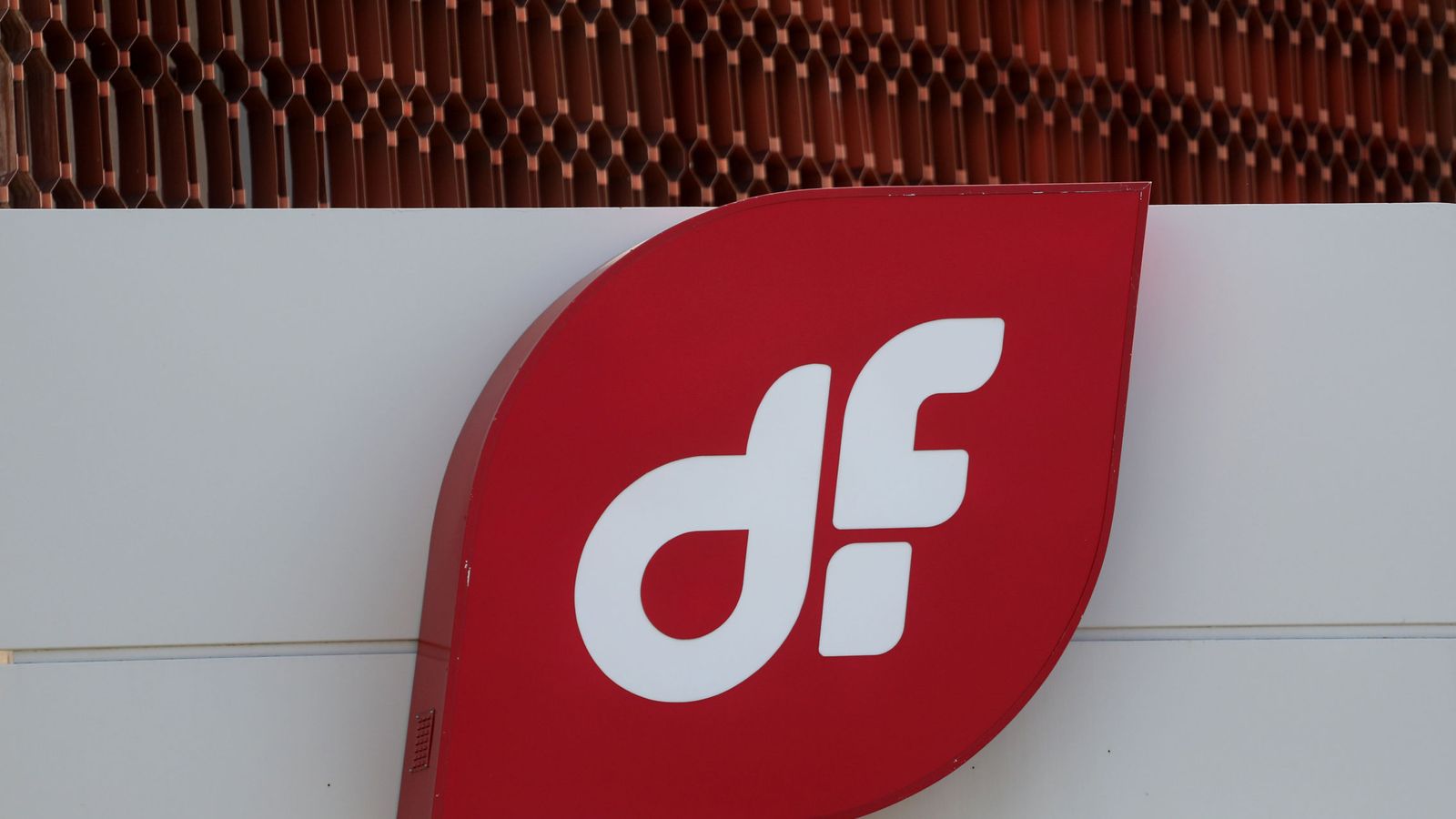 Foto: El logo de Duro Felguera, en la fachada de sus oficinas en Madrid. (Reuters)