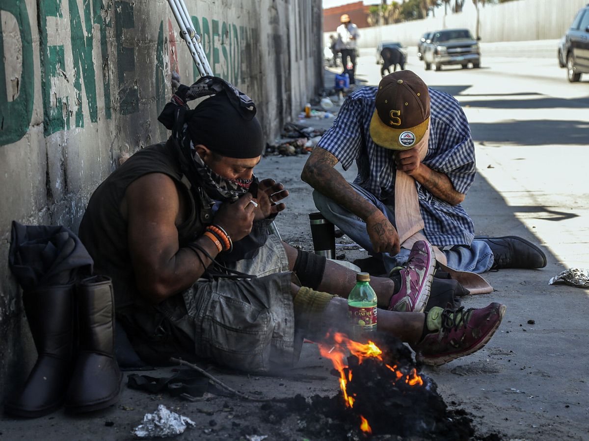 Foto: Personas en situación de calle consumen drogas, en Tijuana, Baja California (México). (EFE/Joebeth Terriquez)