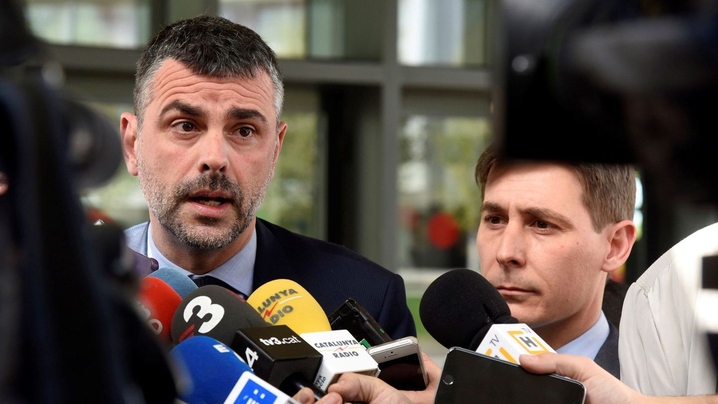 Santi Vila atiende a los medios en los juzgados de Huesca. (EFE/Javier Blasco)