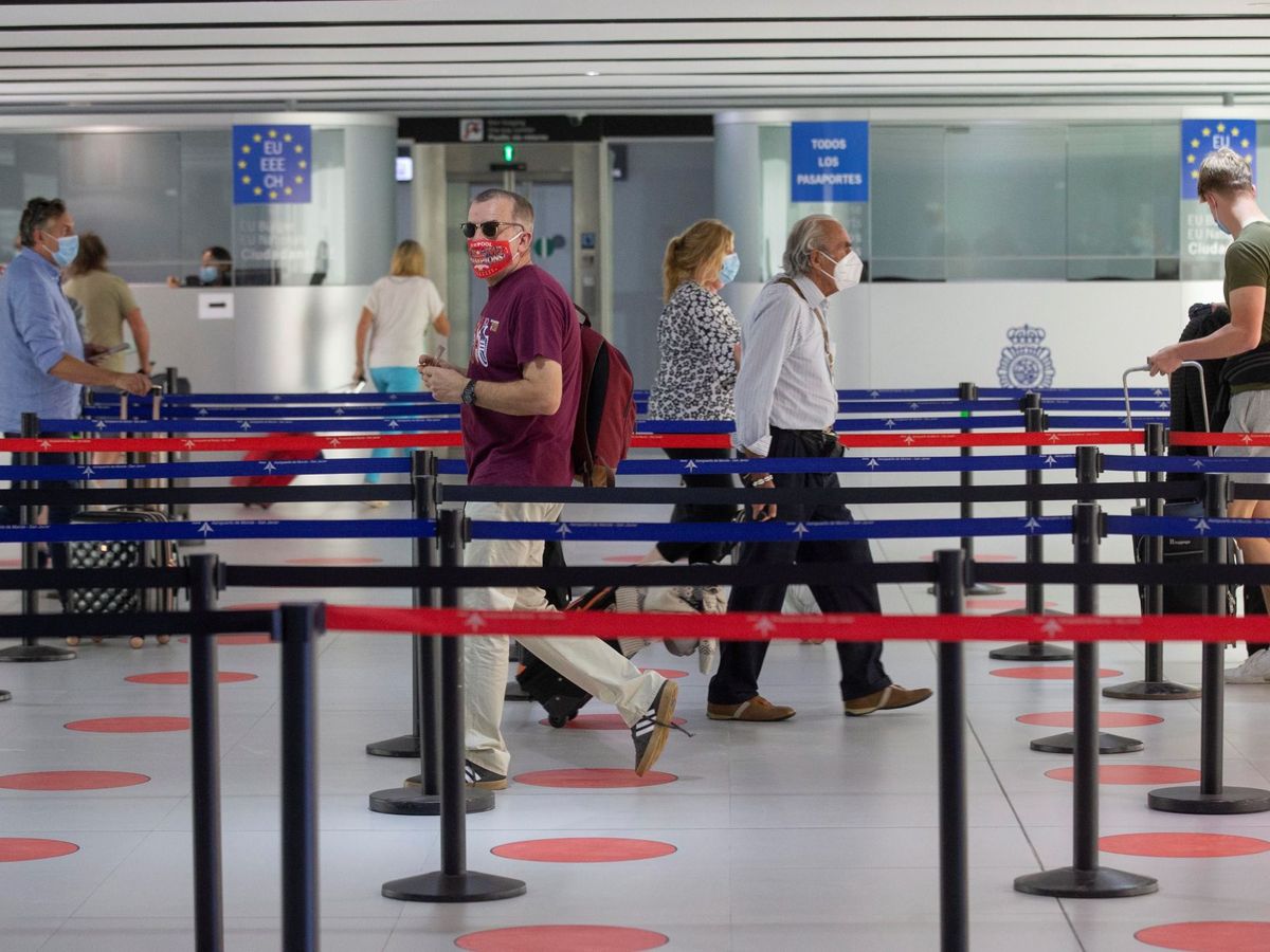 Foto: Pasajeros pasando los controles en el Aeropuerto de la Región de Murcia. (EFE/Guillén)