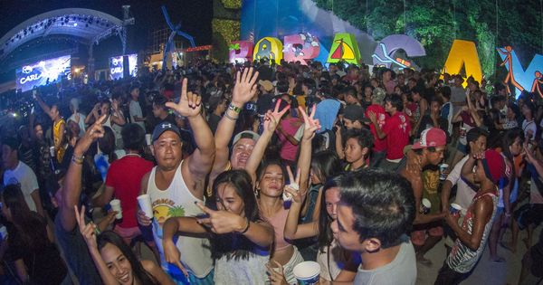 Foto:  Multitud de turistas bailan durante una fiesta en Boracay, en octubre de 2018. (EFE)