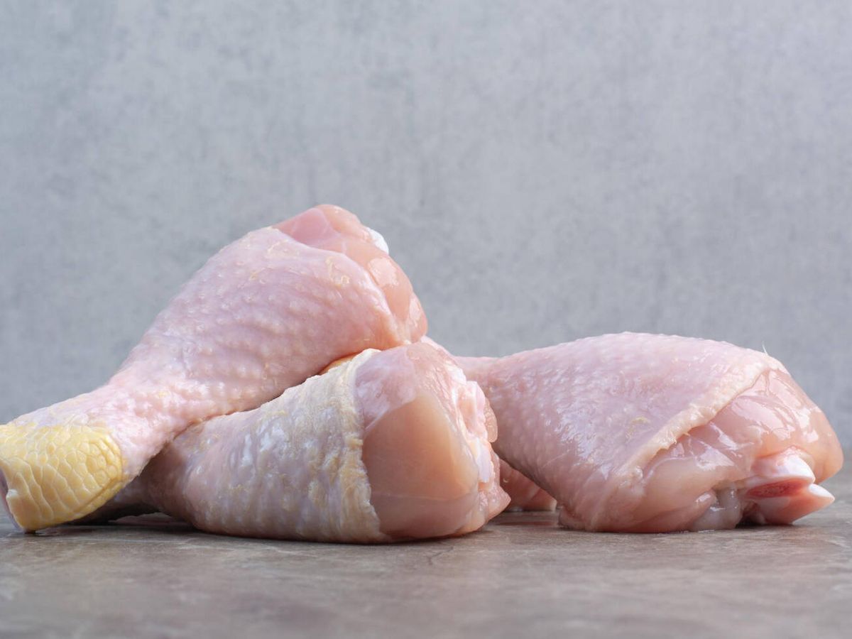 Foto: El 70% del pollo alemán de Lidl está contaminado con bacterias resistentes a antibióticos, según este análisis. (azerbaijan_stockers para Freepik)