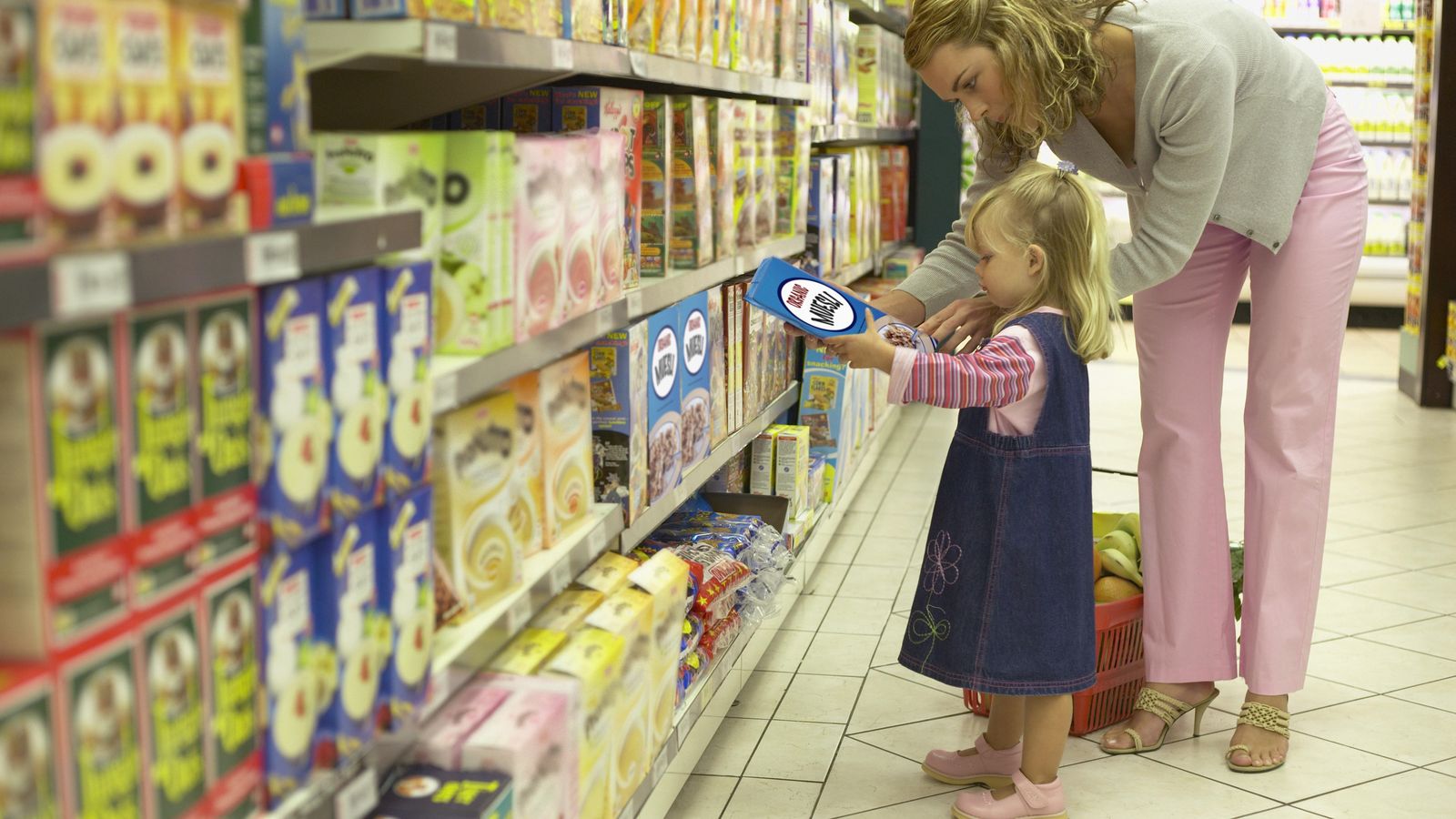 Foto: Una familia compra en un supermercado. (Corbis)