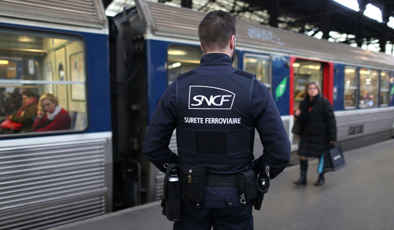 Vigilancia en una estación de París. (Reuters)