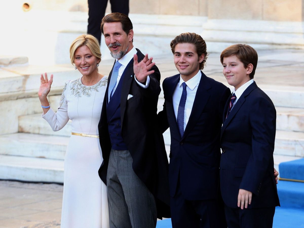 Foto: Marie-Chantal y Pablo de Grecia, con sus hijos en la boda de Philippos. (EFE/Alexandros Beltes)