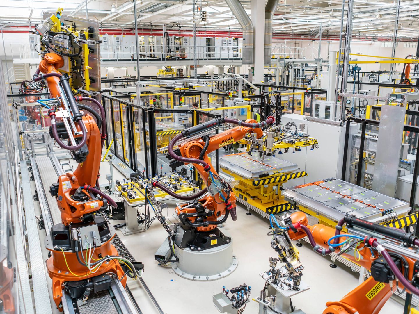 La zona de fabricación de baterías ocupa 18.000 metros cuadrados y cuenta con más de 30 robots.