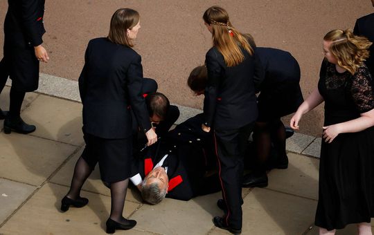   Uno de los miembros se desmaya. (Reuters)
