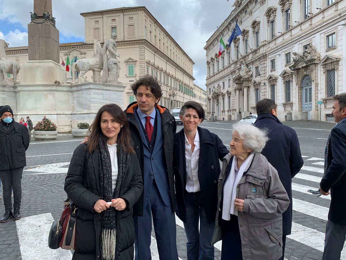 Foto: Miembros de la Asociación Luca Coscioni y su tesorero Marco Cappato, tras salir del Tribunal Constitucional de Italia. (EFE/Andrea Cuesta)