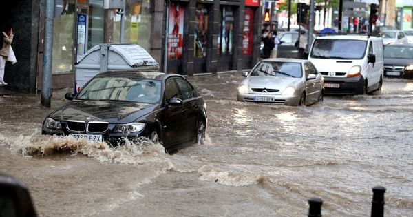 Foto: Una tromba de agua caída en Salamanca ha inundado varias calles y algunos comercios. (Efe)