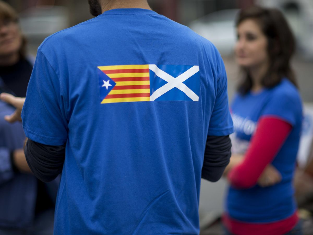Foto: Un joven luce una camiseta con una bandera independentista catalana  y una bandera escocesa. (AP/Matt Dunham)